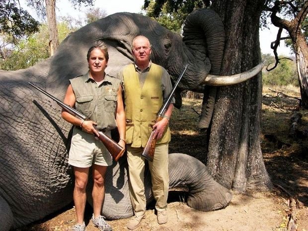Fotografija: Španski kralj Juan Carlos leta 2012 med lovom na slone v Bocvani
FOTO: YOUTUBE