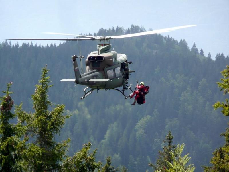 Fotografija: Helikoptersko posredovanje z izurjeno posadko za reševanje. FOTO: Boštjan Fon