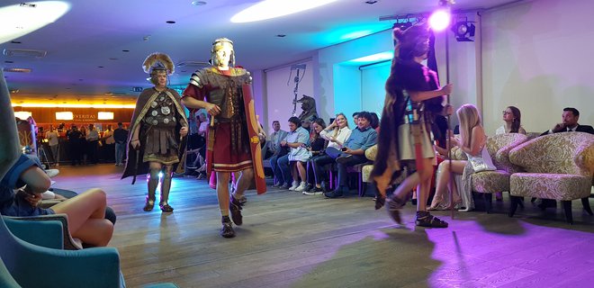 Rimski vojščaki so pospremili tekmovalke za miss Slovenije 2020. FOTO: A. J.