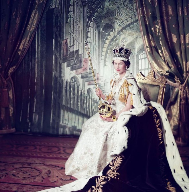 Kraljica je s sledilci delila uradni portret s kronanja. FOTO: Instagram
