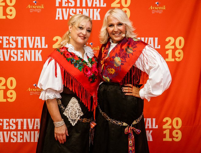Pevka Jelka Hafner (desno pevka Alenka Godec) na lanskem Avsenikovem festivalu v Begunjah FOTO: MATJAŽ KOSMAČ