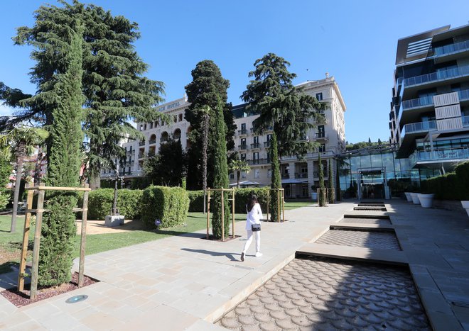 Hotel Kempinski Palace je že sprejel prve goste.
