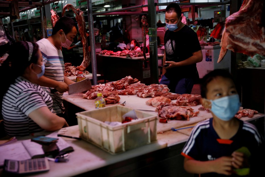 Fotografija: Zaradi ponovnega izbruha okužb, povezanega s tržnico mesa, zelenjave in sadja v Pekingu, so v 29 tamkajšnjih soseskah znova uvedli karanteno. FOTO: Tingshu Wang, Reuters