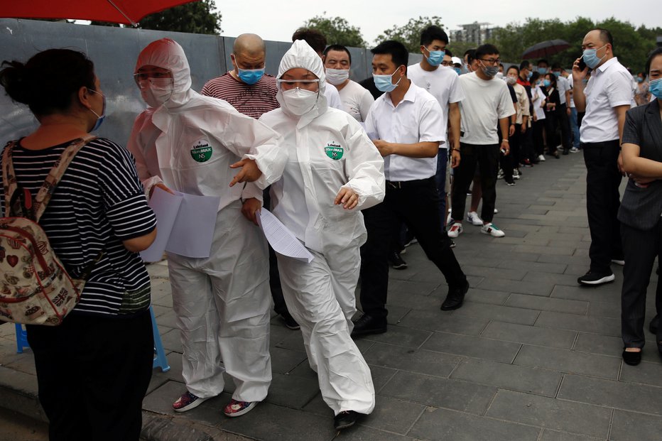 Fotografija: V Pekingu so začeli intenzivno in obsežno testiranje. FOTO: Tingshu Wang/Reuters