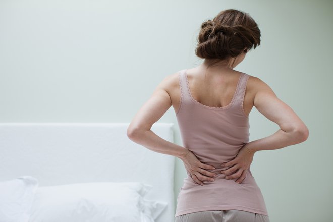 Pri ženskah je ledveni del hrbtenice pogosto preveč usločen. FOTO: Tom Merton/Getty Images
