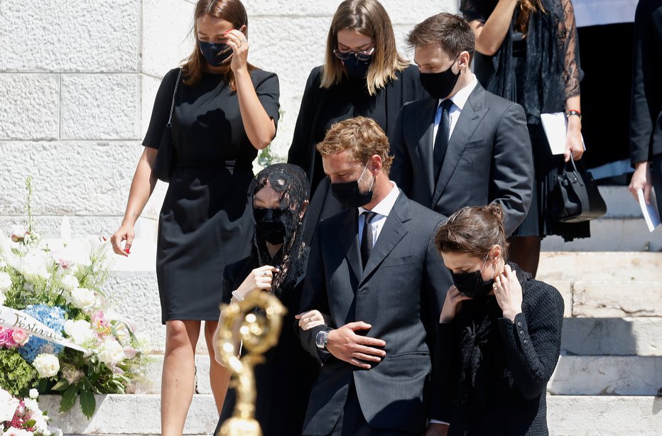 Fotografija: Pogreba so se udeležili tudi otroci princes Stephanie in Caroline. FOTOGRAFIJE: Eric Gaillard/Reuters