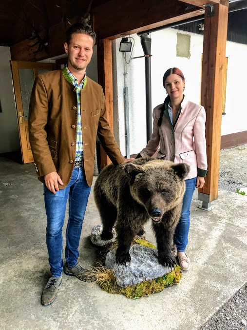Fotografija: Celovški lovec Thomas Daniel in partnerica Ana Huwisch z medvedom, uplenjenim pri nas. FOTO: Jaroslav Jankovič