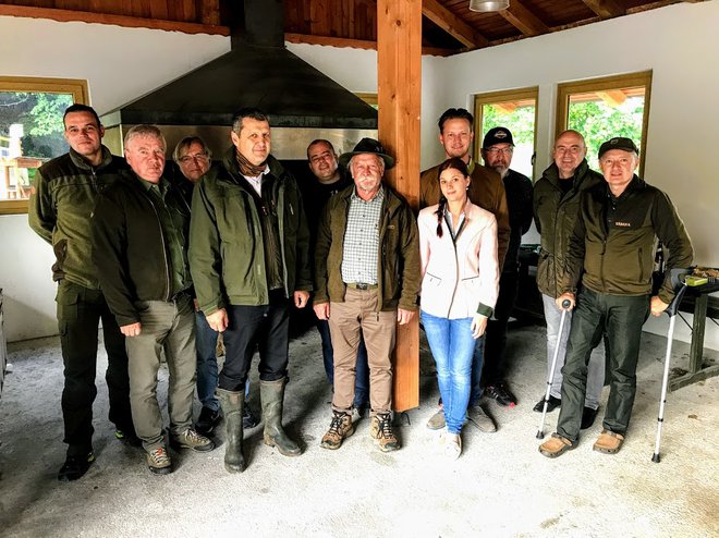 Vesela lovska druščina članov LD Tomišelj in gostov iz Avstrije. FOTO: Jaroslav Jankovič