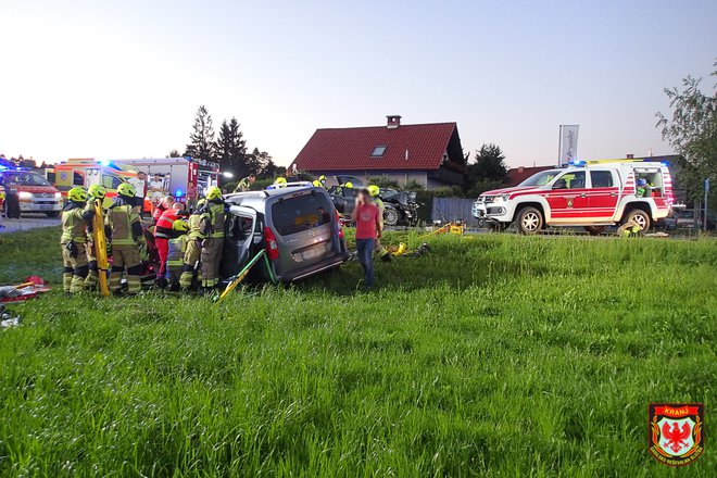 Citroëna je odneslo na travnik, BMW je obstal na cesti. FOTO: Gasilsko Reševalna Služba Kranj