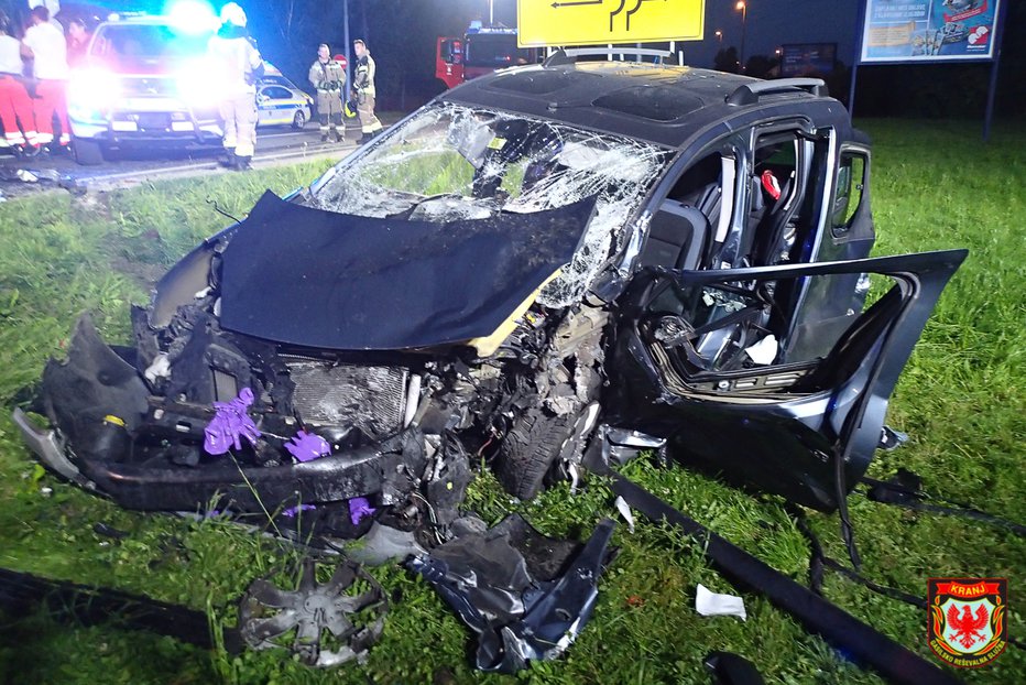 Fotografija: Citroën uničen, voznica s hudimi ranami, dojenček z lažjimi FOTO: Gasilsko Reševalna Služba Kranj