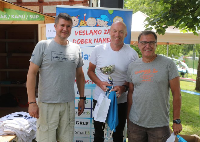 Anton Pregelj in Andrej Jelec sta čestitala Bojanu Lenartu, ki je noč preživel na vodi. FOTO: Dejan Javornik.