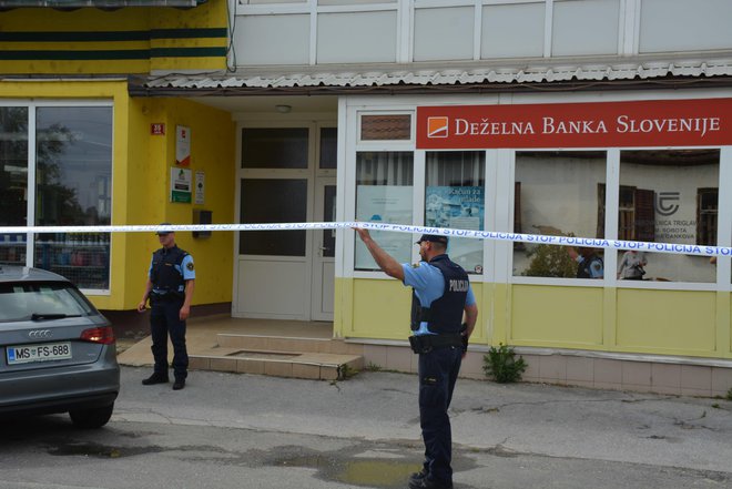Devetega junija je oboroženi moški stopil v Deželno banko Slovenije na Cankovi.