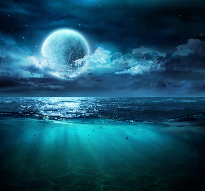 Luna je povezana s plimovanjem in vodo, tudi tisto v našem telesu, zato nam lahko pomaga pri izgubi kilogramov. FOTO: Romolotavani/Getty Images