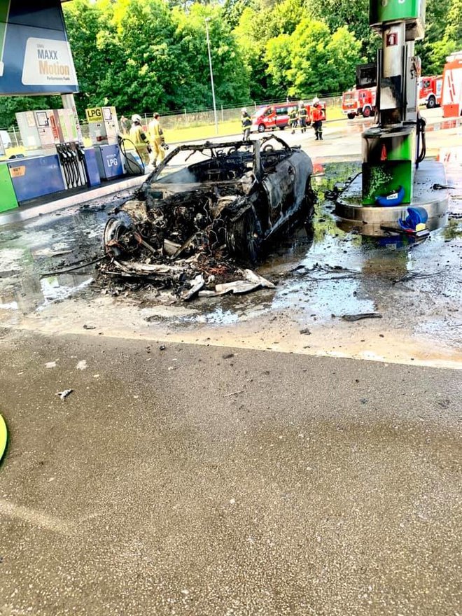 Avto je v celoti zgorel, na črpalki pa je nastala večja materialna škoda. FOTO: 112 Ptuj