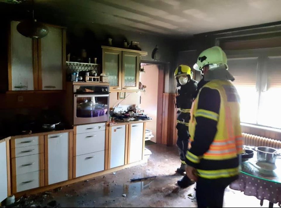 Fotografija: Ogenj je uničil kuhinjo in sosednje prostore. FOTO: O. B.
