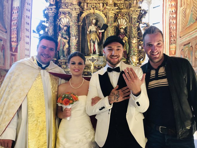 Poroka poskočnega Dejana Krajnca v bohinjski cerkvi se je odvila le za potrebe snemanja videospota Glasbene šole Bučar.
