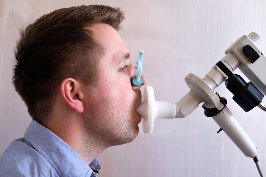 Fotografija: Preiskavo opravijo s spirometrom. FOTO: Getty Images
