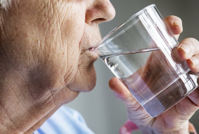 Starejši pogosto sploh ne čutijo žeje. FOTO: Rawpixel/Getty Images