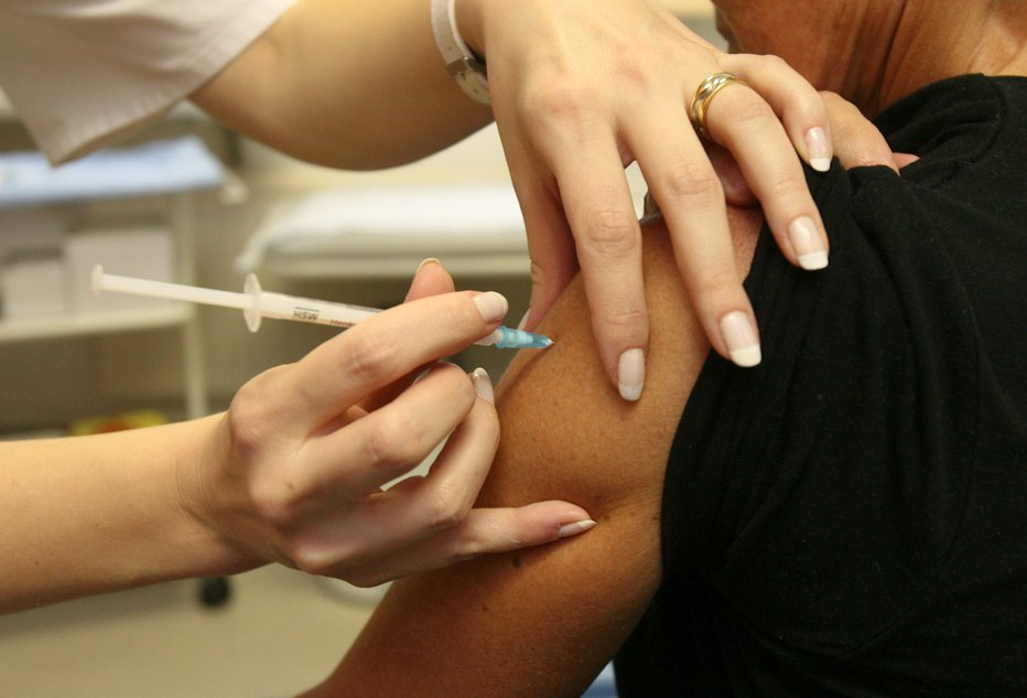 Fotografija: Starejši otroci bi morali v času pandemije prejeti cepivo proti meningitisu in virusu HPV, a se to ni zgodilo. Foto: Marko Feist