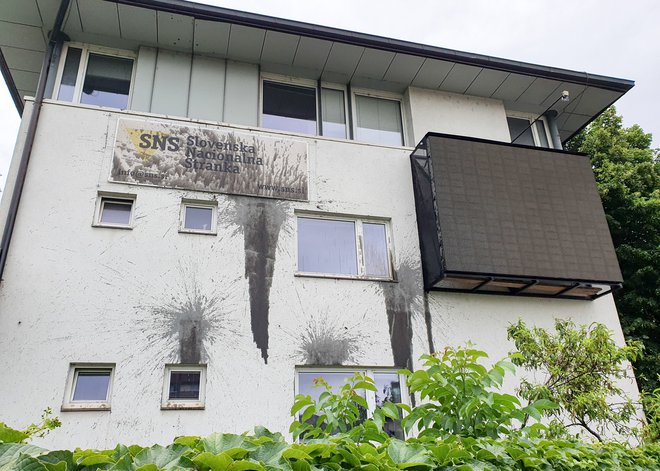 Zmagu Jelinčiču so ponoči neznanci fasado hiše  umazali s črno barvo. FOTO: Marko Feist