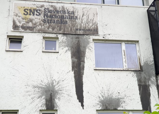 Zmagu Jelinčiču so ponoči neznanci fasado hiše  umazali s črno barvo. FOTO: Marko Feist