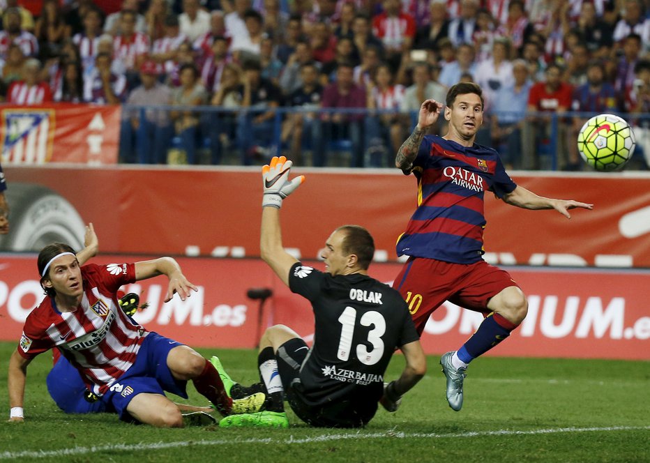 Fotografija: Lionel Messi (desno) je doslej zabil 31 golov v mrežo Atletica, 25 v španski ligi. FOTO: Javier Barbancho/Reuters