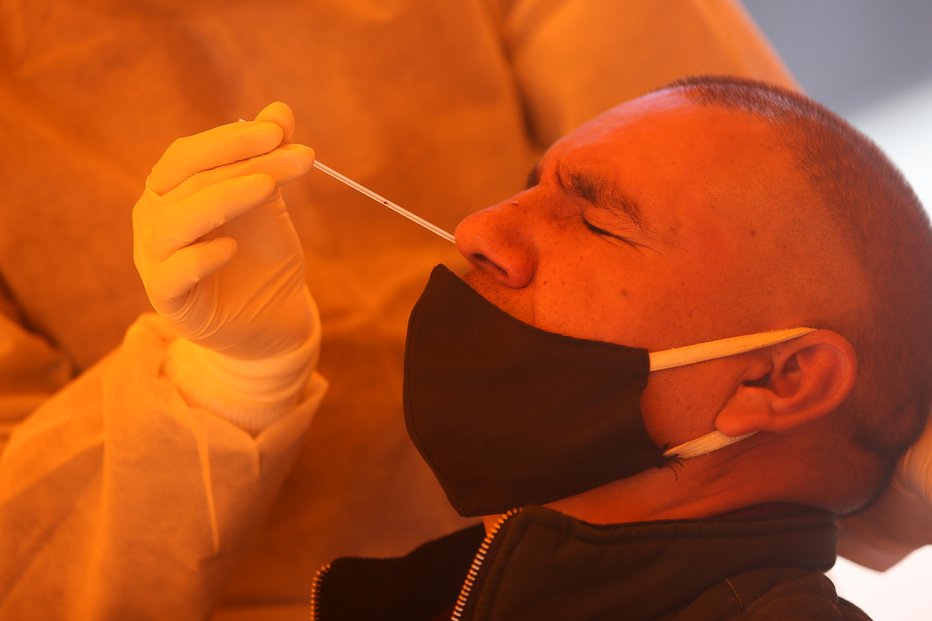 Fotografija: Testiranje na novi koronavirus. FOTO: Luisa Gonzalez/Reuters