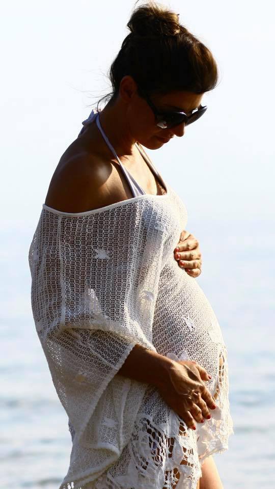 Fotografija: Poletje bo za Dominiko še bolj vroče, saj se njen nosečniški trebušček iz tedna v teden veča.