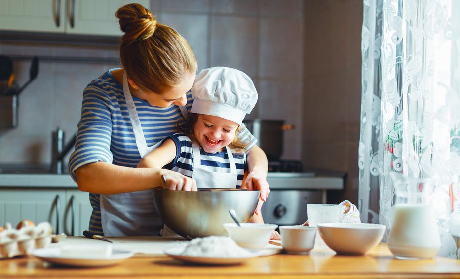 Fotografija: V teh časih nam lahko še bolj kot prej pri peki in kuhi pomagajo otroci, zlasti če so recepti zelo preprosti.