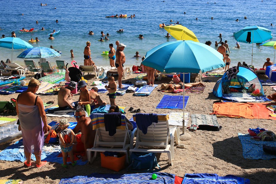 Fotografija: Za zdaj so hrvaške plaže daleč od obljudenosti, ki smo jo bili vajeni videti preteklih letih.  FOTO: Tomi Lombar, Delo