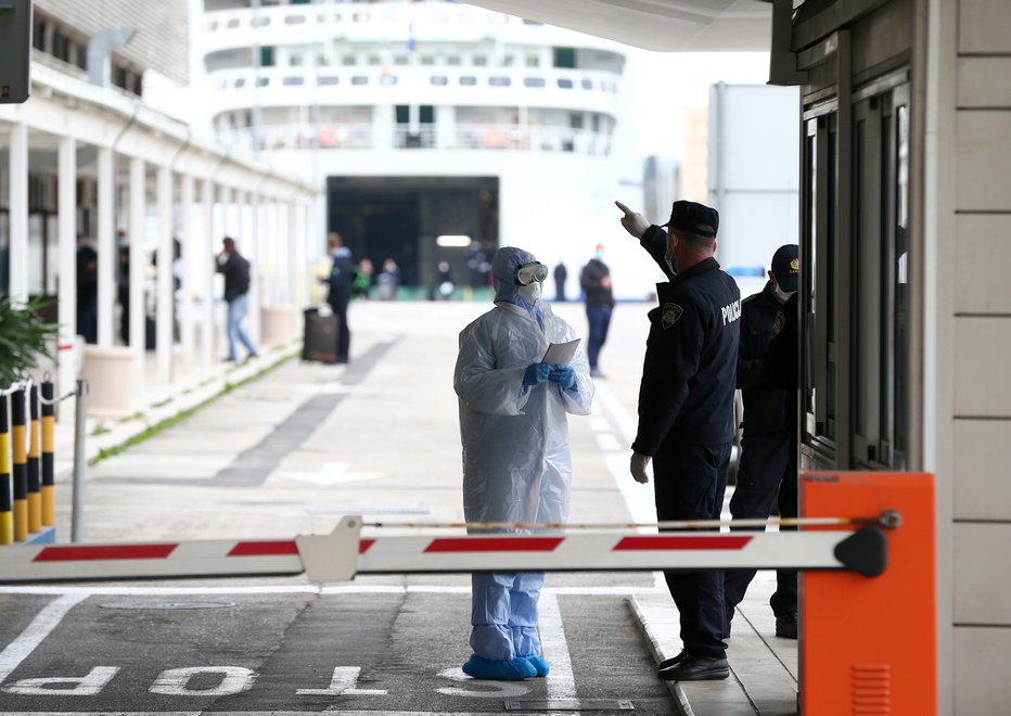 Fotografija: Na Hrvaškem je ponovno več okužb. FOTO: Antonio Bronic, Reuters