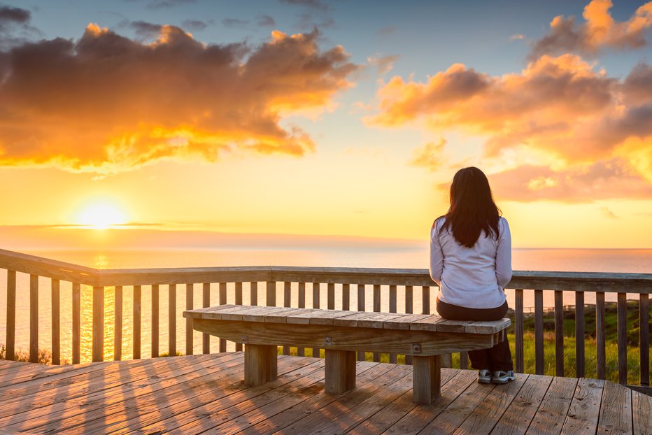 Fotografija: Woman looking at  sunset at Hallett Cove boardwalk in South Australia