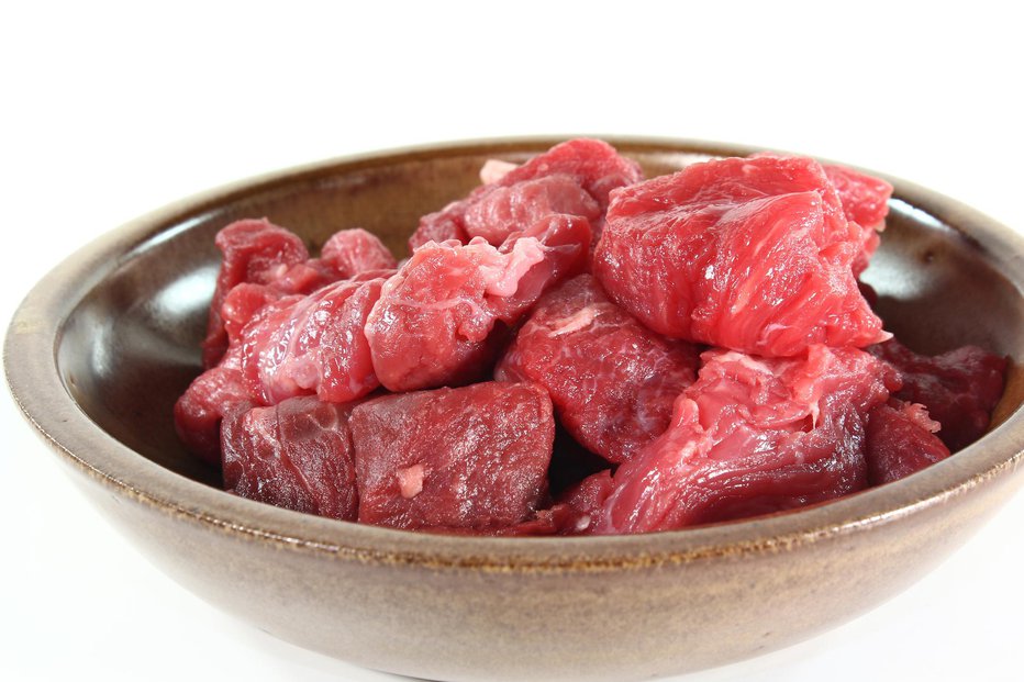 Fotografija: Barva govejega mesa sega od nežno rožnate do temno rdeče.