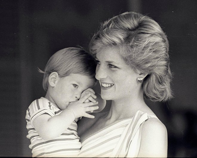Princ Harry v naročju matere, princese Diane. FOTO: Reuters