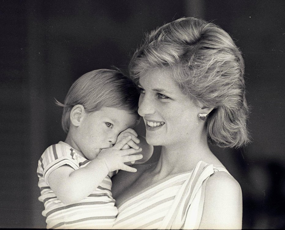 Fotografija: Princ Harry v naročju matere, princese Diane. FOTO: Reuters