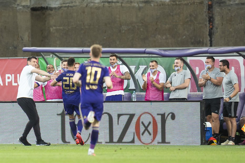 Fotografija: Za spektakularen gol si je Mariborov nogometaš Gregor Bajde zaslužil tudi čestitke trenerja in igralcev z rezervne klopi. FOTO: Jure Banfi/Sobotainfo.com