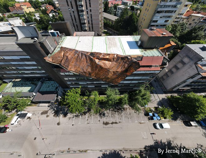 Na Einspielerjevi ulici v Ljubljani je veter odkril streho. FOTO: Bralec Jernej