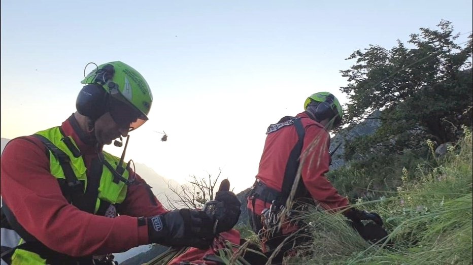 Fotografija: Pri reševanju jadralnega padalca so posredovali reševalci tolminske gorske reševalne zveze in dežurna ekipa z brniškega letališča. FOTO: PU Nova Gorica