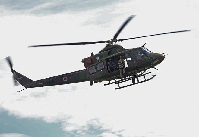 S helikopterjem so reševali planinca in jadralnega padalca. FOTO: Tadej Regent