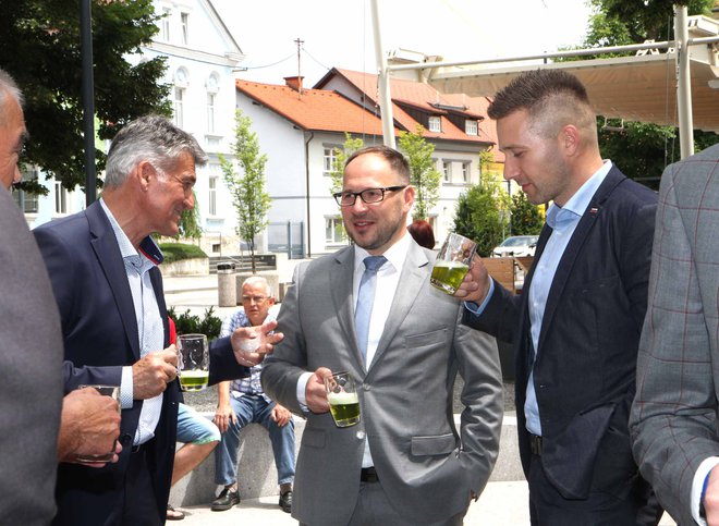 Minister Jernej Vrtovec z županom Jankom Kosom in poslancem Aleksandrom Reberškom med pokušino ambasadorjevega piva