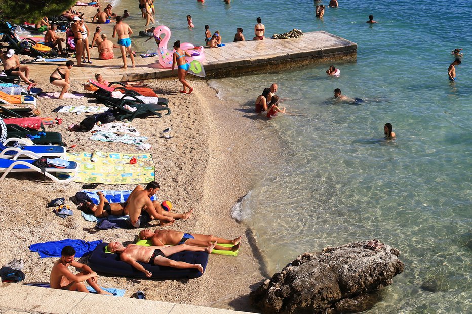 Fotografija: Na hrvaških plažah letos ni pretirane gneče. FOTO: Tomi Lombar, Delo