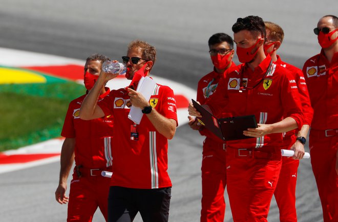 Sebastian Vettel se je takole s svojimi inženirji in mehaniki odpravil na ogled proge v Spielbergu. FOTO: Leonhard Foeger/Reuters