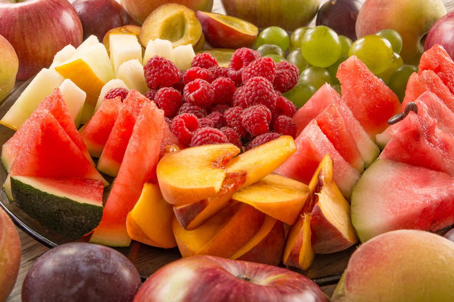 Fotografija: Poleti naj na jedilniku kraljuje tudi sveže sadje. FOTO: Fordvika/Getty Images