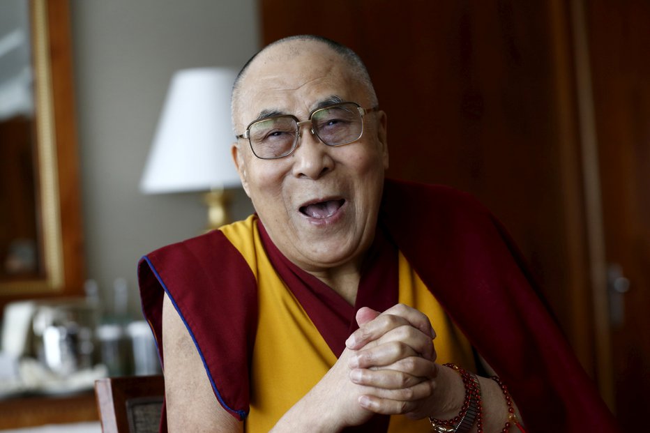 Fotografija: Glasba ima izjemno moč povezovanja, je prepričan dalajlama.
FOTO: Denis Balibouse/Reuters