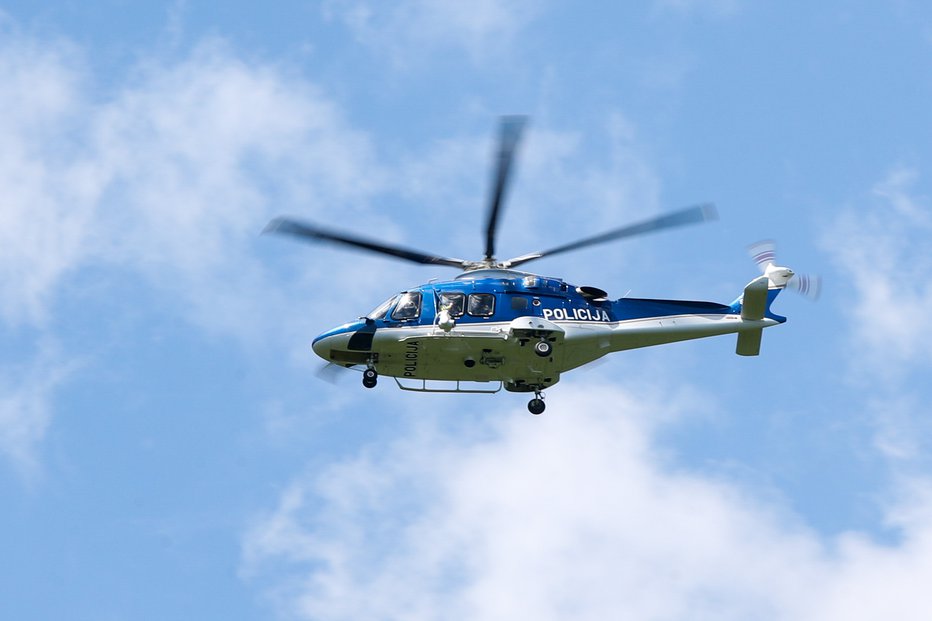 Fotografija: Policijski helikopter je samo dopoldne reševal štiri planince. FOTO: Marko Feist