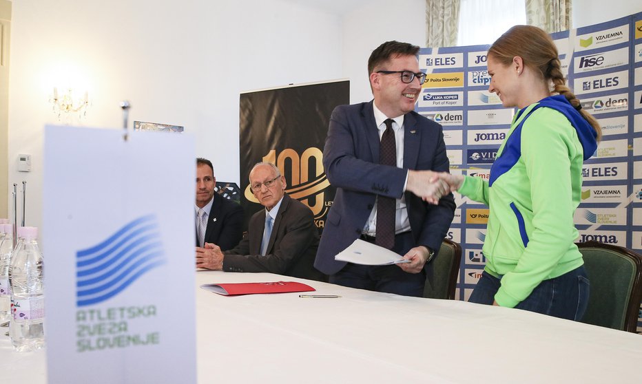 Fotografija: Romana Dobnikarja, predsednika AZS, izjemno veselijo tudi dosežki in olimpijske norme lani najboljše slovenske atletinje Maje Mihalinec. FOTO: Jože Suhadolnik