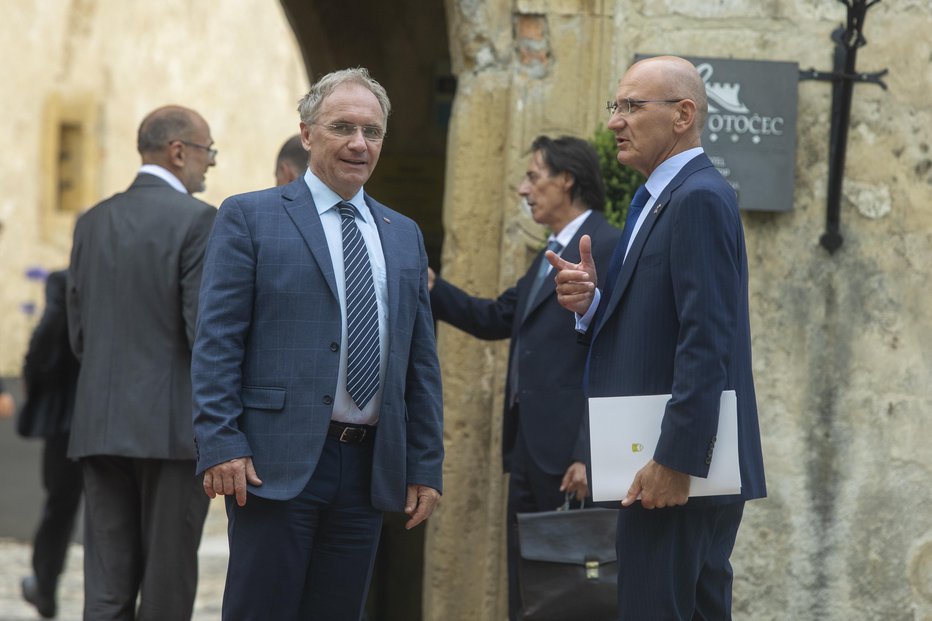 Fotografija: Na gradu Otočec sta se sestala premiera Janez Janša in Andrej Plenković, prisoten je bil tudi Aleš Hojs. FOTO: Voranc Vogel, Delo