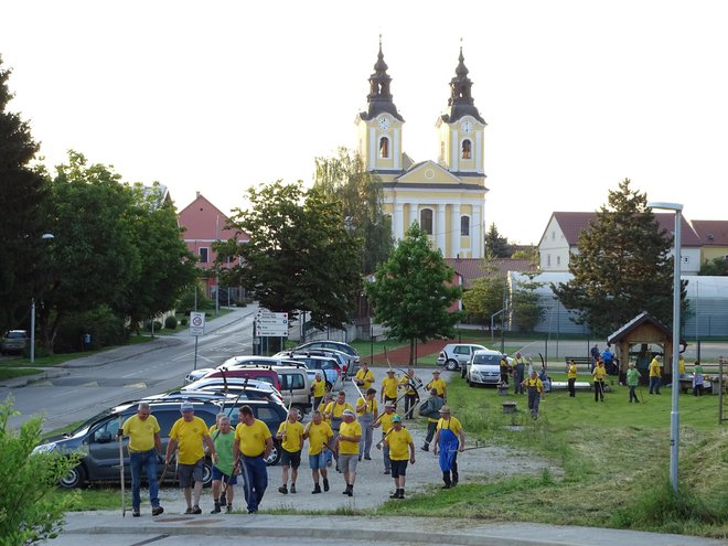 Zjutraj so se od raške cerkve sv. Lovrenca napotili na travnik. FOTOgrafije: Anton Hruševar