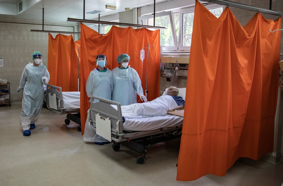 Fotografija: Prizor iz bolnišnice v Beogradu. Na respiratorjih je v Srbiji več kot 130 ljudi. Število bolnikov na ventilatorjih narašča. Resnični prizori pa menda niso taki kot na tej fotografijah, ampak ljudje ležijo na hodnikih.  FOTO: Marko Djurica, Reuters