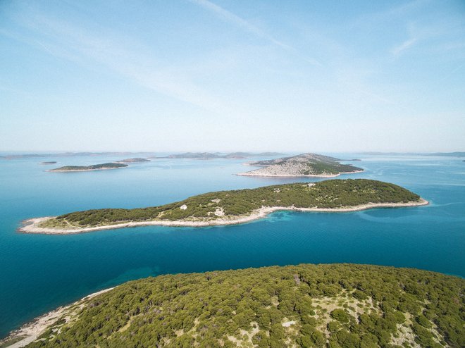 Otok Obonjan je zasebni hrvaški otok na obali severne Dalmacije, ki zadnji dve leti navdušuje kot vroča destinacija za zahtevnejše goste, ki iščejo zabavo, glasbo, velnes, joga oddihe, vrhunsko kulinariko in trajnostni način življenja. FOTO: Mondial